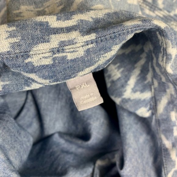 3/$25 Ikat Chambray shirt - Picture 4 of 4
